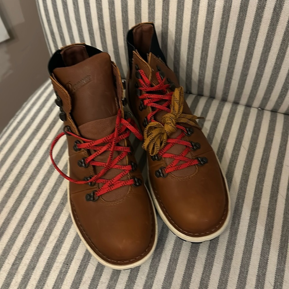 Danner Vertigo 917 women’s boot brand new - size 9
